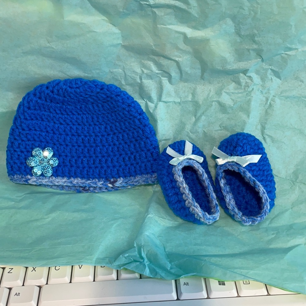 Newborn crocheted baby hat and booties ❤️